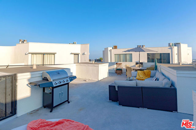1201 Larrabee Street, West Hollywood CA: https://media.crmls.org/mediaz/416daeb2-e98d-4d08-8dde-5b5418a80b6c.jpg