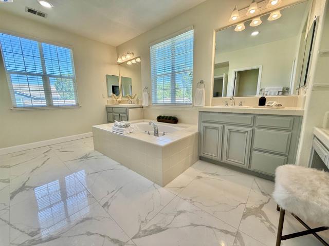 5825 Dresslar Cir, Livermore CA: https://media.crmls.org/mediaz/416dc012-3f96-48a3-b489-73ea154695a3.jpg