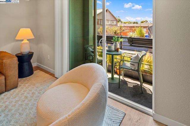 1726 17th St, Oakland CA: https://media.crmls.org/mediaz/416e0e6b-5215-44a5-b952-167390690381.jpg