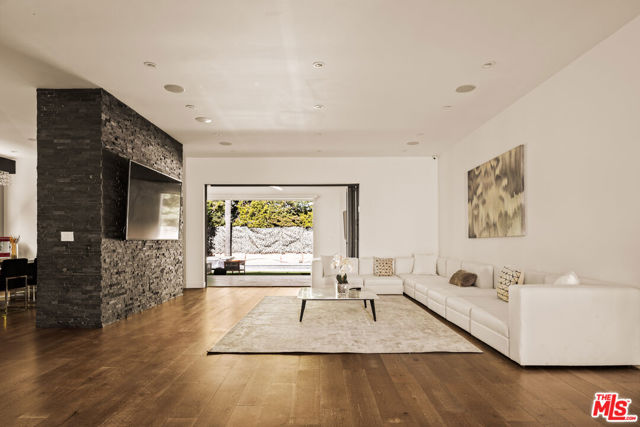 5062 Woodley Avenue, Encino CA: https://media.crmls.org/mediaz/416e1400-711e-481f-85c8-b848e0aff5a5.jpg