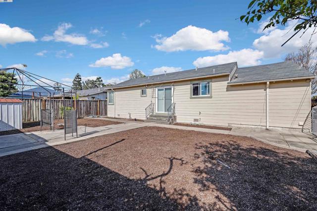 1250 147th Ave, San Leandro CA: https://media.crmls.org/mediaz/41700fde-b703-422a-b1e2-f3ffaff328ff.jpg