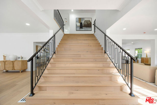 832 S Plymouth Boulevard, Los Angeles CA: https://media.crmls.org/mediaz/417147d8-ee61-483a-8dfc-8e9a7ff6c66b.jpg