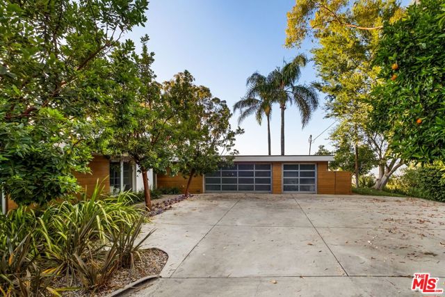 11531 Amanda Drive, Studio City CA: https://media.crmls.org/mediaz/4171c141-a127-4eef-8d3a-3123ae986188.jpg