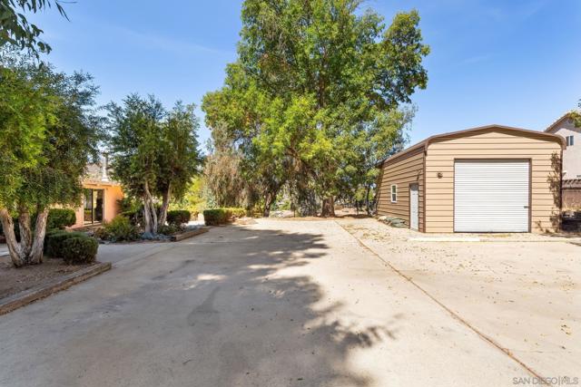 8968 Rocket Ridge Rd, Lakeside CA: https://media.crmls.org/mediaz/41722a7d-313b-4eab-9cfd-d3e03c91d577.jpg