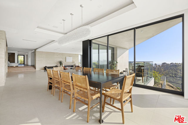 1731 Summitridge Drive, Beverly Hills CA: https://media.crmls.org/mediaz/417278ce-58d5-44ce-9b86-3f327ebefdf2.jpg