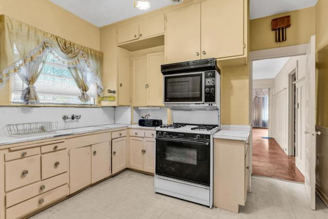 852 58th Street, Oakland CA: https://media.crmls.org/mediaz/41732094-c64d-4e99-aa63-a7728c354ada.jpg