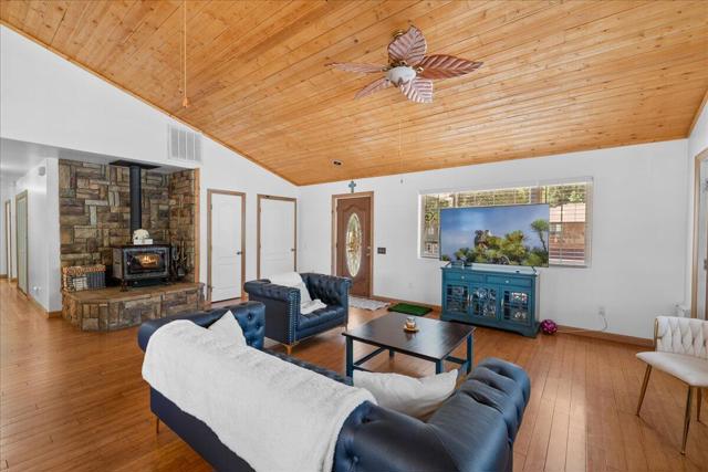 2737 Cedar Lane, Big Bear CA: https://media.crmls.org/mediaz/4176427e-7773-469f-a1be-a9fcfd44851e.jpg