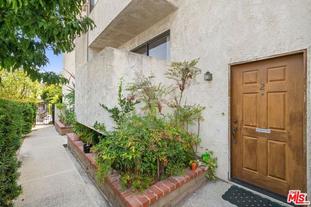555 West Wilson Avenue, 2 photo 2