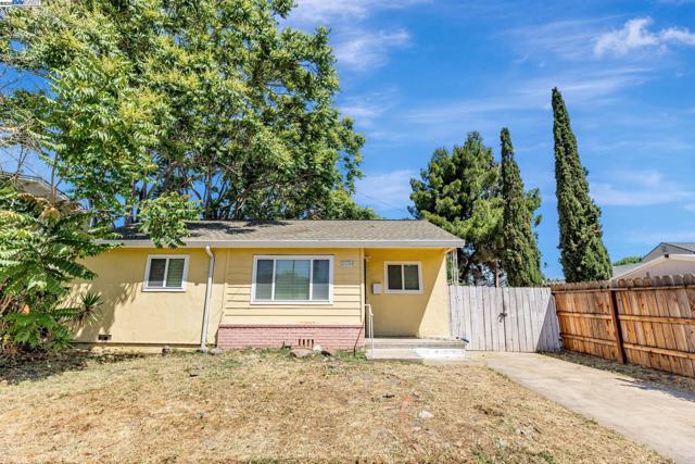 2056 Elm St, Livermore CA: https://media.crmls.org/mediaz/4176b913-0ed6-4800-afdf-c4ca50619b3f.jpg