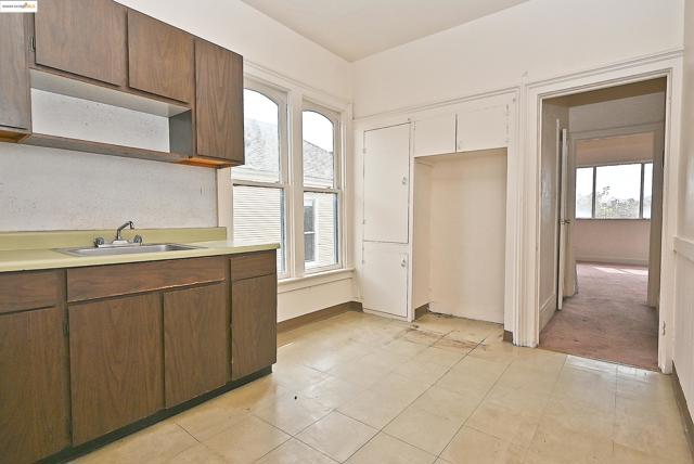 672 33Rd St, Oakland CA: https://media.crmls.org/mediaz/4177bacd-6e7a-4021-acd2-719e685f82e9.jpg