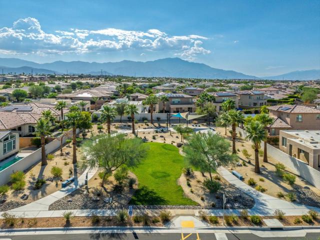 74292 Zeppelin Drive, Palm Desert CA: https://media.crmls.org/mediaz/417802c0-4cd3-4694-9377-04e822822e62.jpg