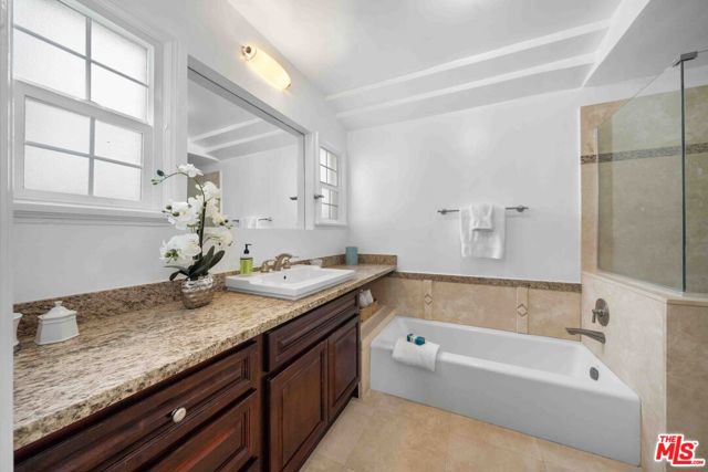 865 S Lucerne Boulevard, Los Angeles CA: https://media.crmls.org/mediaz/41785794-4582-4b25-af95-3b7c2920f99c.jpg