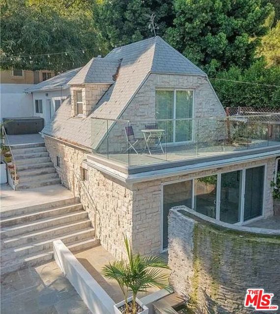 2633 N Commonwealth Avenue, Los Angeles CA: https://media.crmls.org/mediaz/4178d14f-7c7e-433f-86e9-3bd92df5182f.jpg