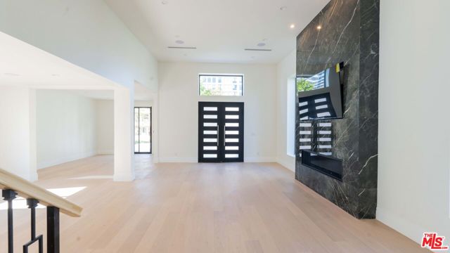 10520 Ashton Avenue, Los Angeles CA: https://media.crmls.org/mediaz/417974e0-f873-4cf5-9b8b-b9ada025c2d5.jpg