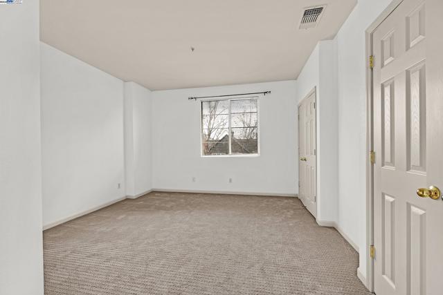 710 City Walk Pl, Hayward CA: https://media.crmls.org/mediaz/4179c802-c3a7-445c-93fe-3d0746ba89e3.jpg