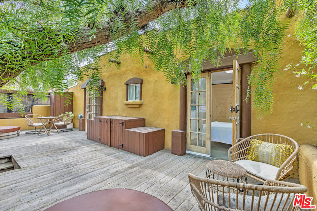 718 Vernon Avenue, Venice CA: https://media.crmls.org/mediaz/4179ca60-c5a1-4f27-aa58-a3f5323a3573.jpg