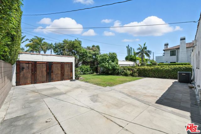 330 N La Jolla Avenue, Los Angeles CA: https://media.crmls.org/mediaz/417c306f-2f6a-4e16-8986-d0c1abf74207.jpg