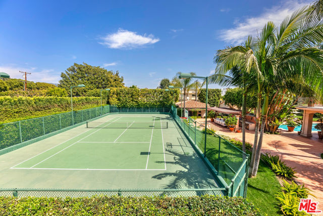812 N BEDFORD Drive, Beverly Hills CA: https://media.crmls.org/mediaz/417c5fcb-d9a0-4451-80f5-de76b783efdd.jpg