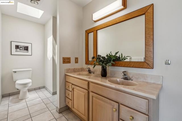 1 Garden Dr, Kensington CA: https://media.crmls.org/mediaz/417db844-197c-4c16-b3b6-8f1d242cba40.jpg