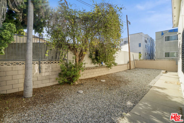212 E Tamarack Avenue, Inglewood CA: https://media.crmls.org/mediaz/417e4003-8e4d-4d8a-9c05-59a455022c9a.jpg