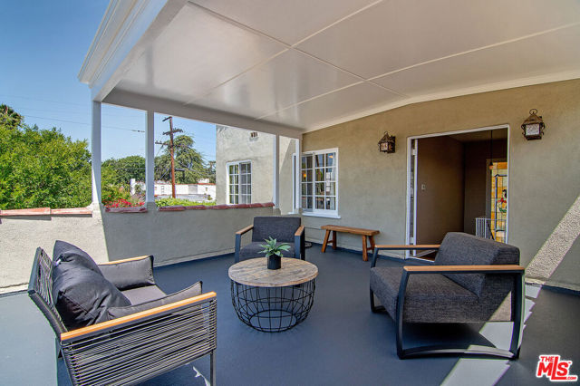 503 N Plymouth Boulevard, Los Angeles CA: https://media.crmls.org/mediaz/417ea563-d0e0-428d-a650-a109e928babe.jpg