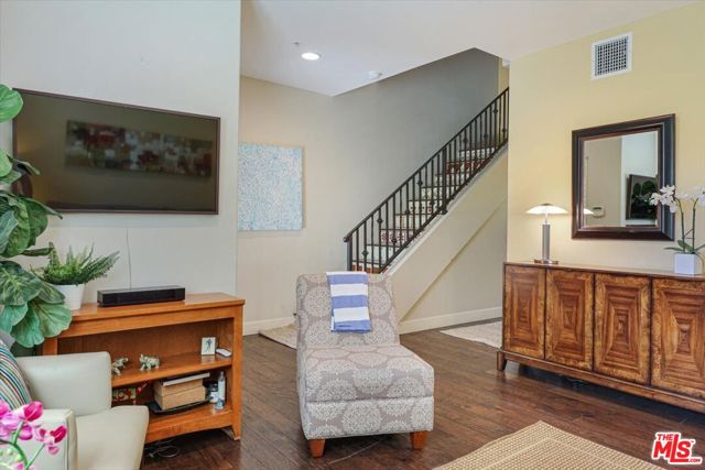 208 Villorrio Drive, Palm Springs CA: https://media.crmls.org/mediaz/417f08cc-64c2-4a57-bea0-5e88c4802ad0.jpg