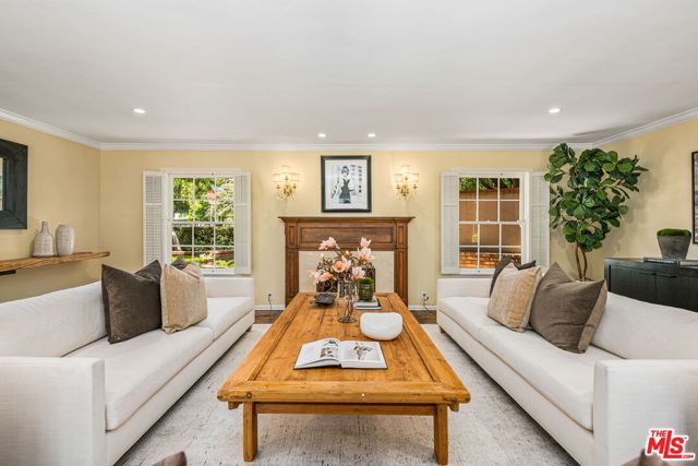 1376 San Ysidro Drive, Beverly Hills CA: https://media.crmls.org/mediaz/417fdc57-6cc1-46a2-bb27-7596742b821e.jpg