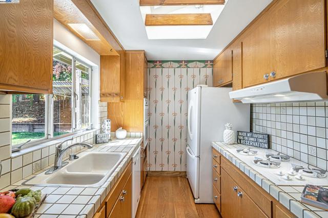 801 E Angela St, Pleasanton CA: https://media.crmls.org/mediaz/41805977-8c92-49d2-8db7-734091037a8b.jpg