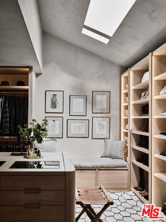 https://media.crmls.org/mediaz/41814c9f-e51f-4feb-9a65-e3396df22951.jpg?preset=X-Large