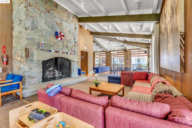7 Commodore Dr, Emeryville CA: https://media.crmls.org/mediaz/41821b11-0722-4227-9efb-e734f43a132f.jpg