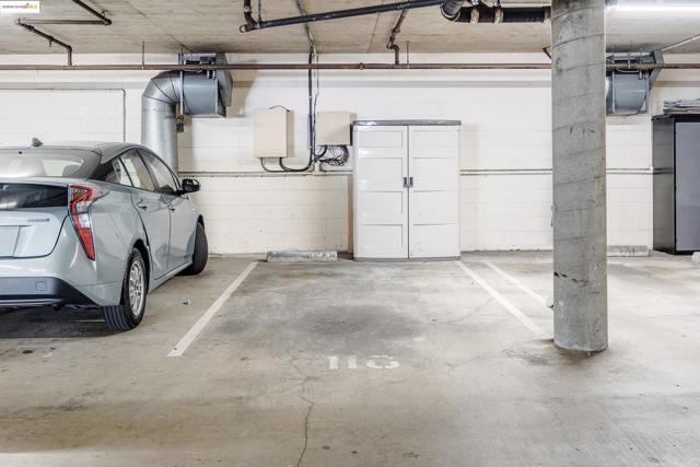 389 Belmont St, Oakland CA: https://media.crmls.org/mediaz/41832df6-7505-415e-93ca-4704d573e3f6.jpg