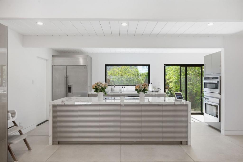 https://media.crmls.org/mediaz/4184d911-3eb1-4646-812a-3c24bb9b3592.jpg?preset=X-Large
