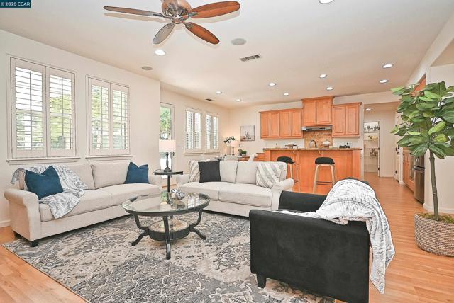 1416 Allanmere Dr, San Ramon CA: https://media.crmls.org/mediaz/4185906e-d749-4127-9c02-6e6837a3b88b.jpg