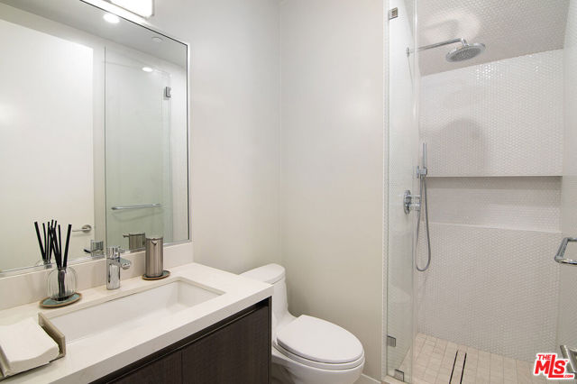 362 N Norton Avenue, Los Angeles CA: https://media.crmls.org/mediaz/41863046-98aa-4f6e-8689-42fdaf18aaa9.jpg