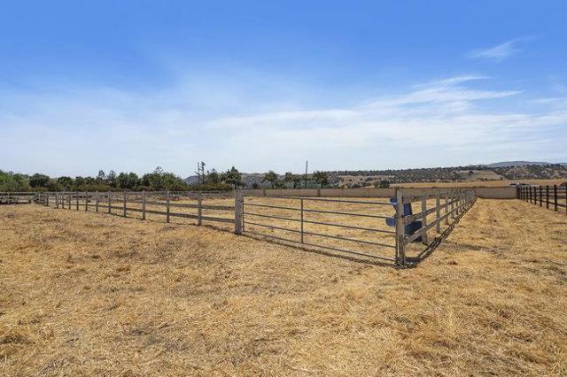 5636 Sundown Lane, Tres Pinos CA: https://media.crmls.org/mediaz/4186762c-e05b-4ad8-b618-e2523cf91684.jpg