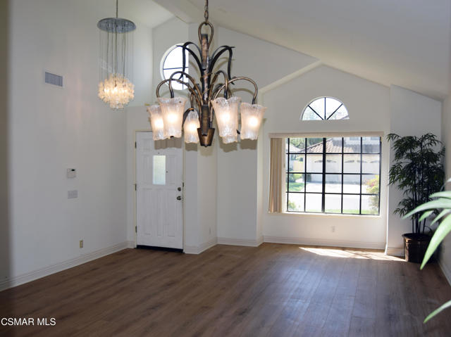 2462 Rikkard Drive, Thousand Oaks CA: https://media.crmls.org/mediaz/41869666-3e37-46c3-9e5f-9835be412351.jpg