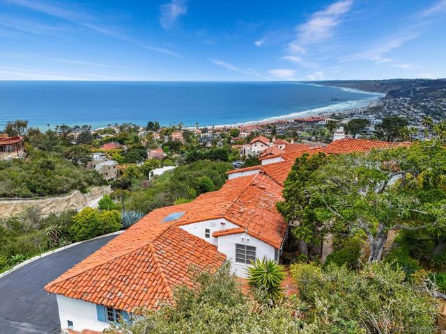 7520 Hillside Dr, La Jolla CA: https://media.crmls.org/mediaz/4187156d-d2a3-44a8-82d8-b823774737c9.jpg