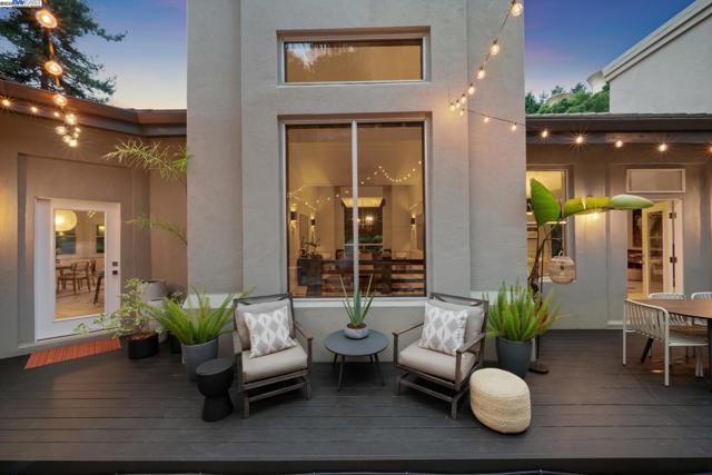 2005 TUNNEL RD, Oakland CA: https://media.crmls.org/mediaz/4187b3bf-039e-4f8b-8fbd-7d784b880ea6.jpg