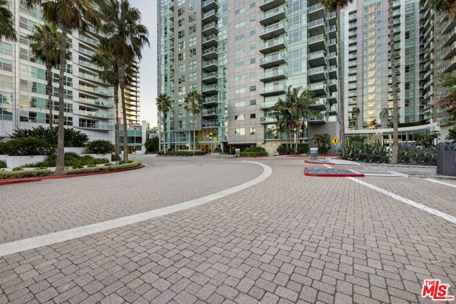 13650 Marina Pointe Drive, Marina del Rey CA: https://media.crmls.org/mediaz/41882be6-0269-44f5-a7ed-cdb90ede3e62.jpg