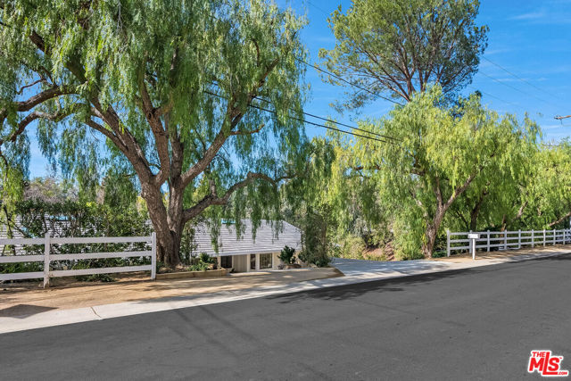 25010 Jim Bridger Road, Hidden Hills CA: https://media.crmls.org/mediaz/41887f82-e83f-489f-b3a9-77f67809e2e9.jpg