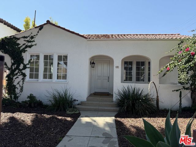 641 N Martel Avenue, Los Angeles CA: https://media.crmls.org/mediaz/4188bd7f-b496-4bf6-82d0-16e4ee793997.jpg