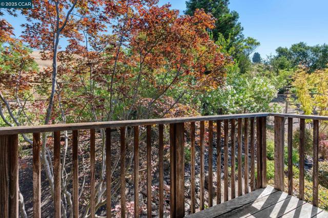127 Devin Dr, Moraga CA: https://media.crmls.org/mediaz/41891bd4-e542-4200-84cc-665923aa0191.jpg