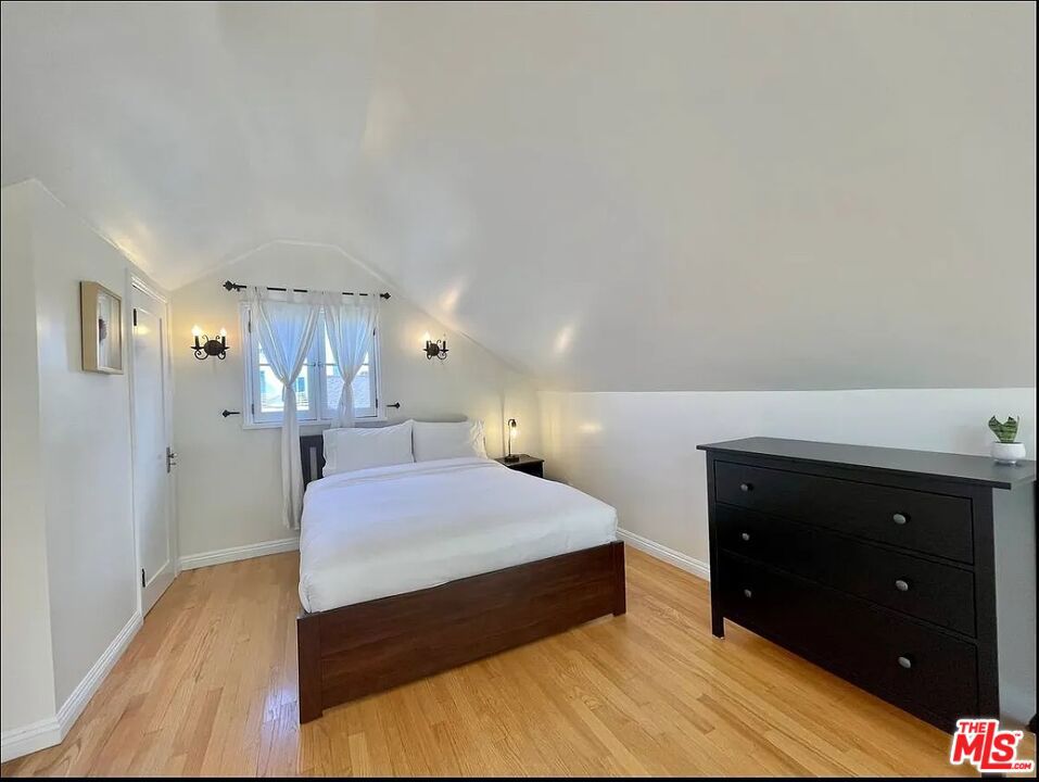 https://media.crmls.org/mediaz/4189de19-44f8-4157-bb06-5e33a60ddb5d.jpg?preset=X-Large