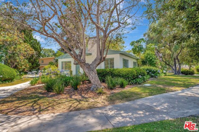 5513 Village, Los Angeles CA: https://media.crmls.org/mediaz/418a9d77-e536-4a39-8202-10eff578bc3e.jpg