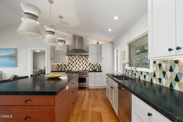 960 Roble Lane, Santa Barbara CA: https://media.crmls.org/mediaz/418b9a1c-dbd0-483e-aa80-a14bb9e88607.jpg