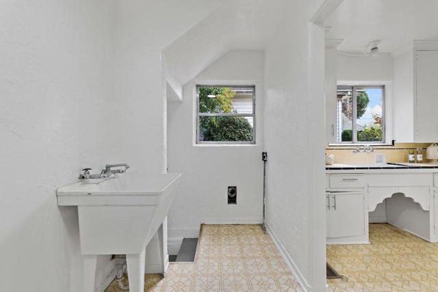 320 N 11th Street, San Jose CA: https://media.crmls.org/mediaz/418bcdc8-55c9-49c8-8d2c-34b3ea828dac.jpg