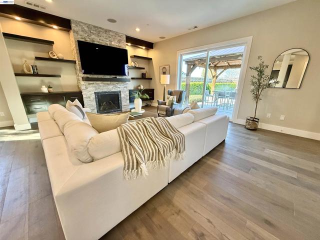 1500 Arroyo Rd, Livermore CA: https://media.crmls.org/mediaz/418c617a-baa1-4a2d-b739-eb3ac19cdc59.jpg