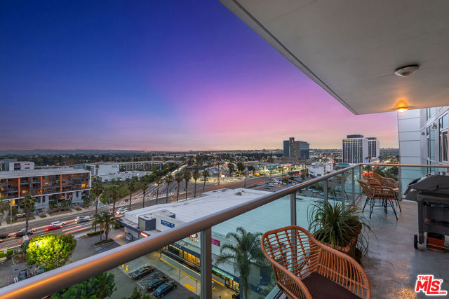 13600 Marina Pointe Drive, Marina del Rey CA: https://media.crmls.org/mediaz/418e9c28-2ec3-4ad5-909e-70ba8b3d64df.jpg