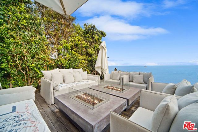 31740 Broad Beach Road, Malibu CA: https://media.crmls.org/mediaz/419087a8-0adc-40fd-a0b6-d1f9bebaaa47.jpg