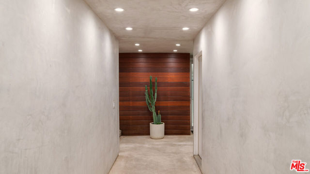 26050 Pacific Coast Highway, Malibu CA: https://media.crmls.org/mediaz/41912d27-bec9-46f0-9bb7-46ca61a1bb2d.jpg